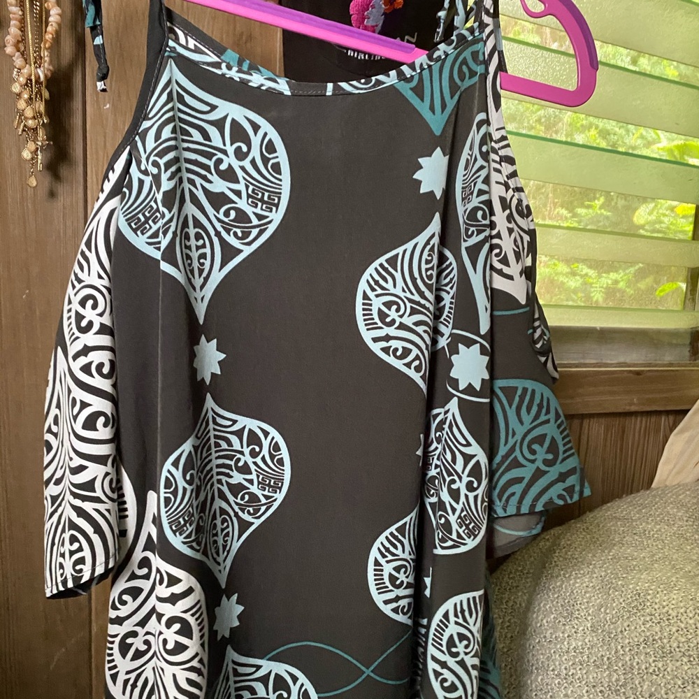 Old Manuhealii Cold Shoulder blouse
